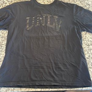 NIKE UNLV Runnin’ Rebels Men’s basketball extra large black short sleeve shirt